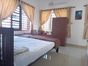 PRAKRITI HOMESTAY Fortkochi Air Conditioned Rooms客房内的一张或多张床位