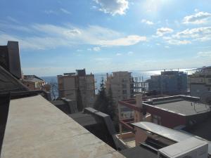 uma vista para uma cidade a partir do telhado de um edifício em Studio Stoianovi em Nessebar