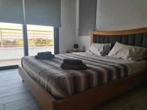 ein Schlafzimmer mit einem großen Bett mit zwei Handtüchern darauf in der Unterkunft Eva Luxury Villa in Lachi
