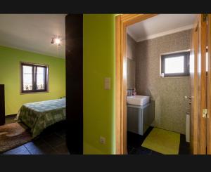 łazienka z łóżkiem i umywalką w pokoju w obiekcie Modern Three Bedroom House w mieście Figueiró
