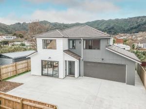 una casa blanca con garaje en Newly built house, en Lower Hutt