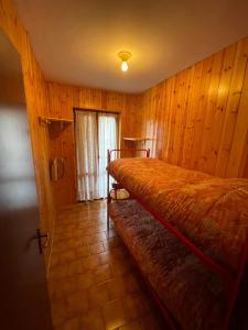 - une chambre avec 2 lits et une fenêtre dans l'établissement Casa Cedrone, à Aprica