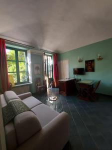 a living room with a couch and a table at Appartamento sotto la Mole Antonelliana in Turin