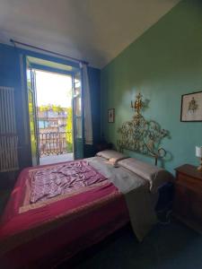 1 dormitorio con cama y ventana en Appartamento sotto la Mole Antonelliana en Turín