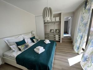 ein Schlafzimmer mit einem großen Bett und einer grünen Decke in der Unterkunft Fantastic villa in the bay of Cannes, 5 minutes from the beach - with heated private pool in Mandelieu-la-Napoule