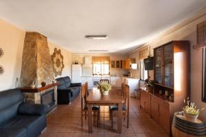 een woonkamer met een tafel en een keuken bij EL NIU DELS PAPUTS in Castellón de la Plana