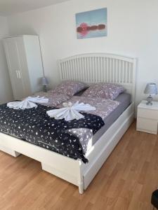 1 dormitorio con 1 cama con almohadas blancas y negras en Ferienwohnung Weserblick Hundertwasser, en Bremerhaven