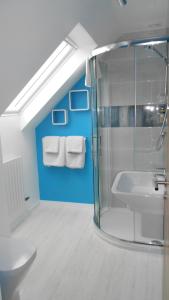 uma casa de banho com um chuveiro, um WC e um lavatório. em Breakish Escape B&B-near Broadford em Breakish