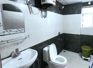 Fotografie z fotogalerie ubytování The Rustling Pine Premium Apartment near Mall Road - RERA Approved v destinaci Solan