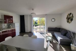 a living room with a couch and a table at maison village vacances demeures du Ventoux in Aubignan