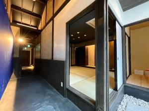 Habitación con ventana y pasillo. en 橋旅西雅院 Kyoryosaiga Inn, en Kioto