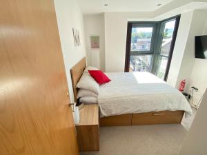 Letto o letti in una camera di Sheffield City Centre Apartment & Balcony