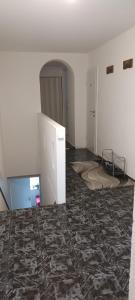une pièce vide avec un lit dans une pièce dans l'établissement ApartmentMR, à Maribor 21 autres photos