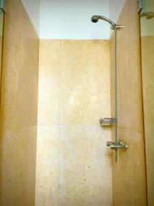 La salle de bains est pourvue d'une douche avec un pommeau de douche. dans l'établissement South Marina Apartment Wi-Fi available, à Hurghada