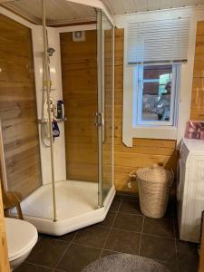 Koupelna v ubytování Laftet hytte i strandkanten med bade og fiske muligheter + 37 fotografií