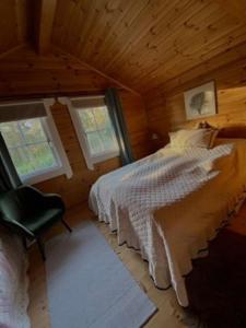 Postel nebo postele na pokoji v ubytování Laftet hytte i strandkanten med bade og fiske muligheter