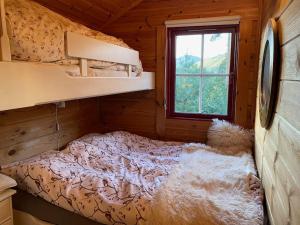 Postel nebo postele na pokoji v ubytování Laftet hytte i strandkanten med bade og fiske muligheter
