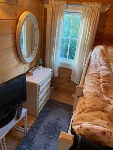 Postel nebo postele na pokoji v ubytování Laftet hytte i strandkanten med bade og fiske muligheter
