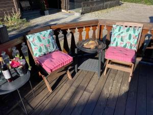 Balkón nebo terasa v ubytování Laftet hytte i strandkanten med bade og fiske muligheter