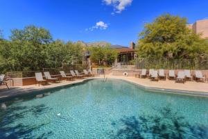 una gran piscina con sillas en Canyon View #19201, en Tucson