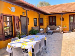 einen Tisch und Stühle auf der Terrasse eines Hauses in der Unterkunft Casa Rural CaChispita in Teror