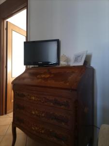 an old dresser with a television on top of it at Appartamento Pozzostrada in Turin