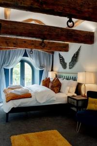 ein Schlafzimmer mit einem großen Bett mit Vögeln an der Wand in der Unterkunft Luxurious one bedroom house in Embsay