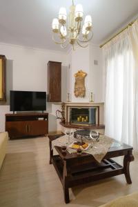 - un salon avec une table et des verres à vin dans l'établissement Luxury Dafnis House, à Véria