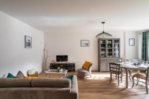 Le Jardin d'Ulysse - 2 chambres avec parking في نانت: غرفة معيشة مع أريكة وطاولة