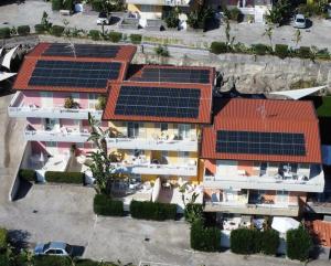 - une vue sur un bâtiment doté de panneaux solaires dans l'établissement Villa Lattea, à Aci Trezza