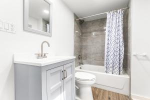 ein weißes Badezimmer mit Toilette und Waschbecken in der Unterkunft North End Treasure, beautiful 2 bedroom apartment in Detroit + 30 Fotos