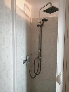 eine Dusche mit Duschkopf im Bad in der Unterkunft Casa sul Corso in Melito di Porto Salvo