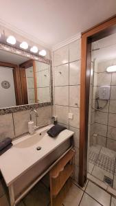 y baño con lavabo y ducha. en Driopon Apartment, en Atenas