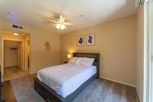 een slaapkamer met een bed en een plafondventilator bij Lovely 2BR/2BA!5MIN to Disney! Angelstadium! HondaCenter. in Anaheim