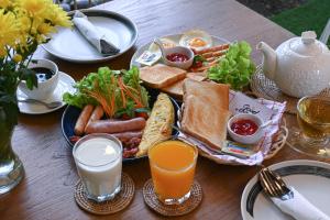 萊卡邦的住宿－Aranta Suvarnabhumi，一张桌子,上面有一盘早餐食品和饮料