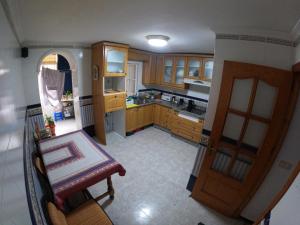 una vista aérea de una cocina con armarios de madera en Comparte Espacio en Chiclana, en Chiclana de la Frontera 8 fotos más