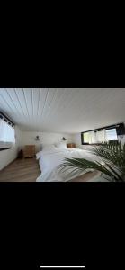 1 dormitorio con 1 cama blanca grande y ventanas en Minihane Sapanca, en Sapanca