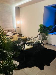 ein Wohnzimmer mit einem Tisch, Stühlen und einem Sofa in der Unterkunft Love Suite Campobasso in Campobasso