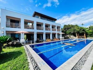 長濱鄉的住宿－海villa胆曼民宿，一座别墅,在一座建筑前设有一个游泳池