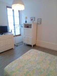Ένα ή περισσότερα κρεβάτια σε δωμάτιο στο Chambre avec sa salle de bain privative, Vieux-Cognac