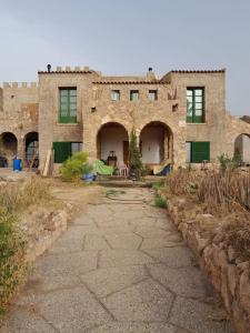 an old brick building with a pathway in front of it at El Retiro - Casa Vibrante in Pilar de Jaravía