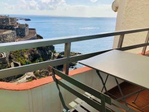 einen Balkon mit einem Tisch und Meerblick in der Unterkunft Apartamento a pie de playa Tabaiba, Santa Cruz de Tenerife in Tabaiba