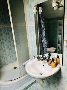 łazienka z umywalką i prysznicem w obiekcie Privát Majo w Liptowskim Mikulaszu +37 zdjęć