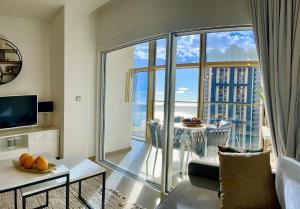 - un salon avec vue sur l'océan dans l'établissement Intempo Gold&Gris Apartment, à Benidorm