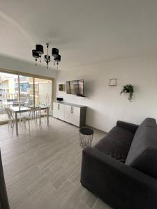 Televízia a/alebo spoločenská miestnosť v ubytovaní Superbe appartement rénové à neuf à 100m de la mer + 3 fotografie