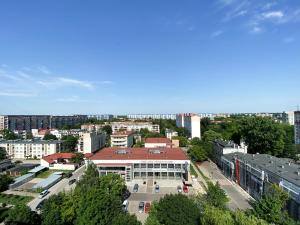 une vue aérienne sur une ville avec un bâtiment dans l'établissement Inspirujące miejsce z widokiem na Miasto!, à Łódź