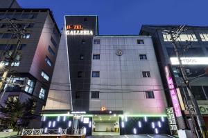 un edificio con un cartello sopra di Galleria Hotel a Suwon