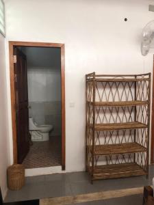 桔井Nomad Guesthouse的带马桶和玻璃门的浴室
