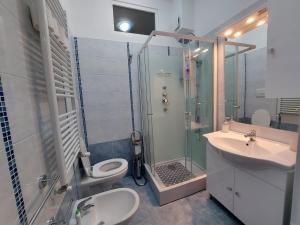 y baño con ducha, aseo y lavamanos. en Casa di Sofia, en Castellana Grotte