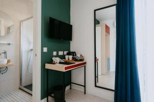 a bathroom with a sink and a mirror at Townhouse17 Boutique Bed & Breakfast in Victoria